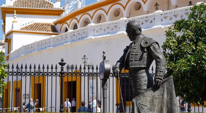 La estatua de Currro Romero en la plaza de toros de Sevilla. Sevilla a 20 de mayo del 2020