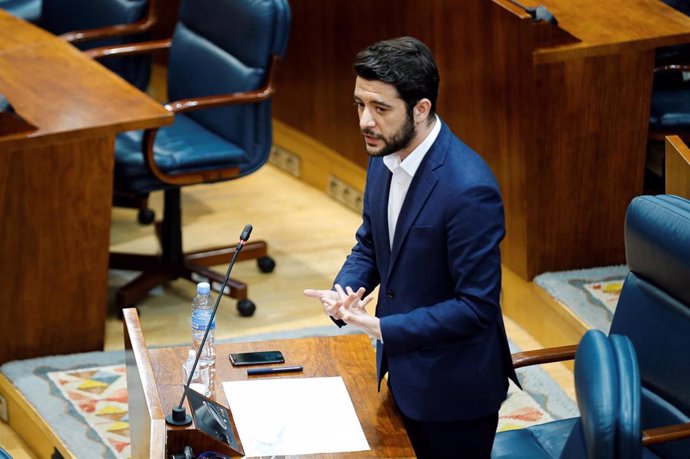 El portavoz de Ciudadanos, César Zafra, durante su intervención en un pleno celebrado en la Asamblea de Madrid.