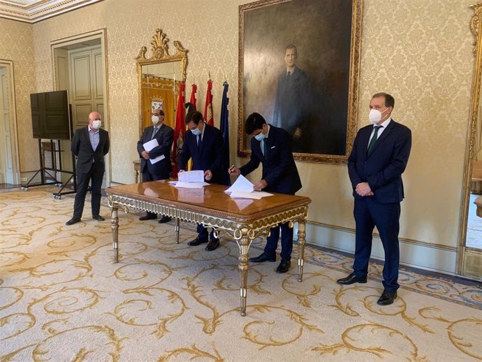 Firma del acuerdo suscrito por Unicaja Banco y Ayuntamiento de Salamanca.
