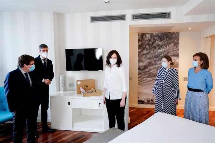 La presidenta de la Comunidad de Madrid, Isabel Díaz Ayuso  y el alcalde de Madrid, José Luis Martínez-Almeida, visitan una habitación durante el acto de la reapertura del Hotel NH Madrid Nacional