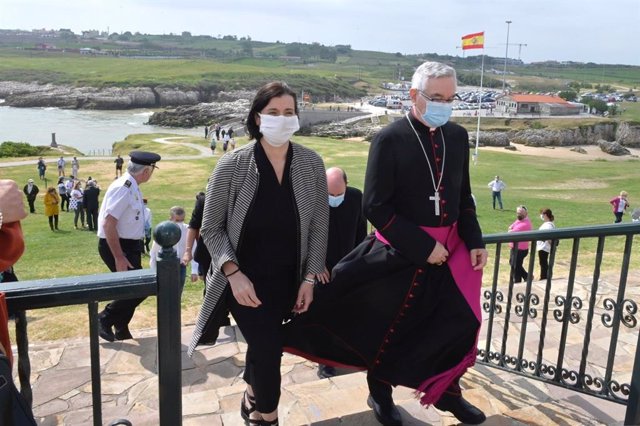 La alcaldesa de Santander, Gema Igual, y el obispo de Santander, Manuel Sánchez Monge, en la Virgen del Mar