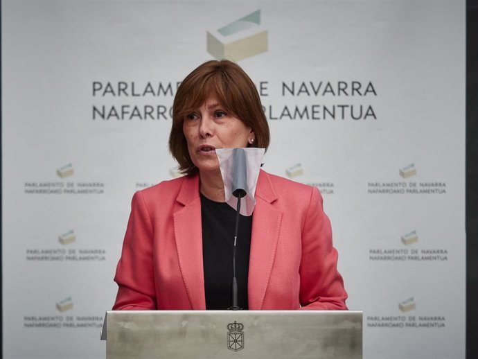 La portavoz de Geroa Bai, Uxue Barkos, durante una rueda de prensa en el Parlamento de Navarra.