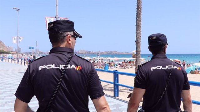 Dos agentes en la playa de El Postiguet.