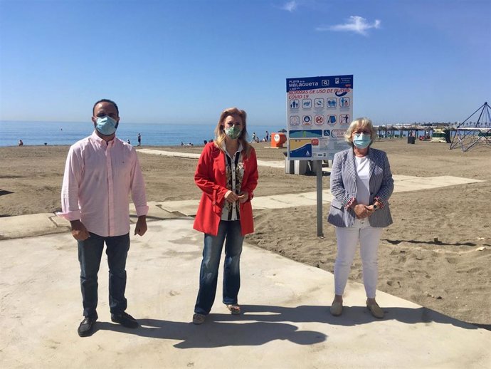 Mario Cortés, Carolina España y Teresa Porras, en una playa de Málaga capital el primer día de la provincia en fase 2.