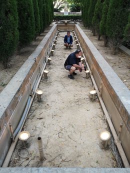 Operarios trabajando en la fuente de s'Hort del Rei, de Palma.