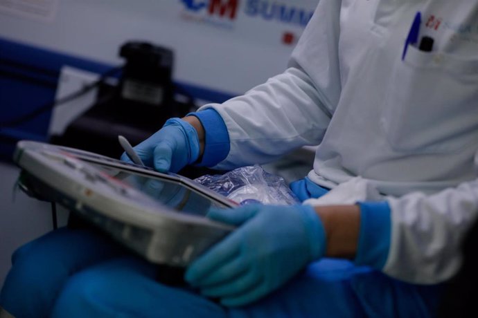 Una sanitaria consulta una tablet durante el cambio de guardia de la unidad móvil durante un día de trabajo del Servicio de Urgencia Médica (SUMMA 112) en el estado de alarma por la pandemia del coronavirus, en Madrid (España) a 26 de abril de 2020.
