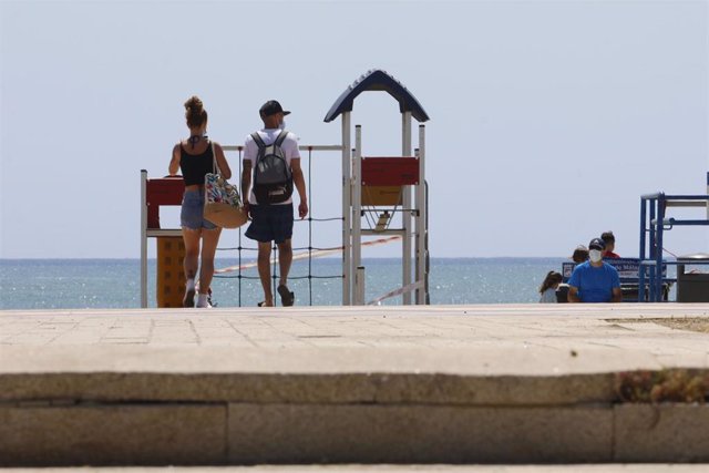 Paseantes disfrutan de la playa de Sacaba en la barriada de Huelín