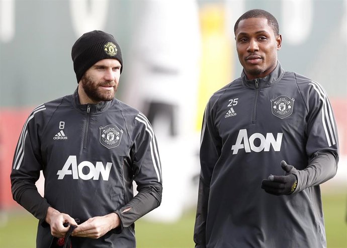 Los jugadores del Manchester United Juan Mata y Odion Ighalo en un entrenamiento
