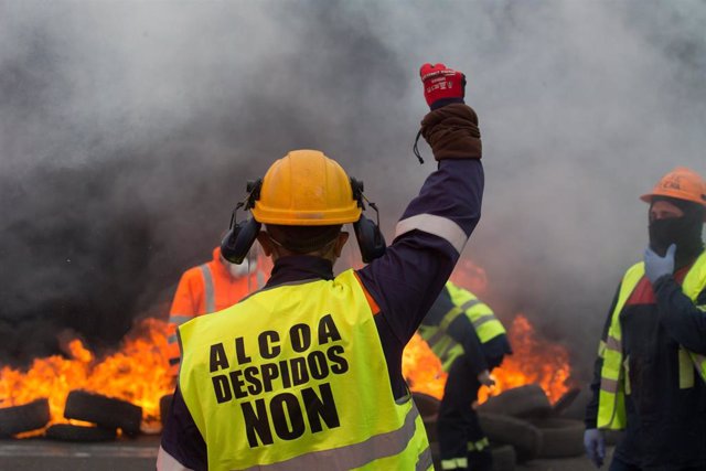 Participantes queman neumáticos durante la manifestación del comité de empresa de Alcoa tras el anuncio hace tres días del despido colectivo de hasta 534 trabajadores. En Ribadeo (Lugo/Galicia) a 31 de mayo de 2020.