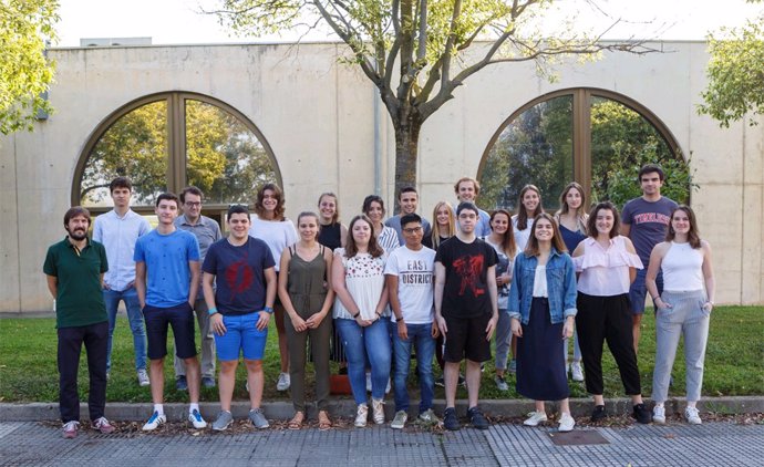 Imagen de archivo del grupo de mentores del curso actual. Con ellos, el director del Área de Estudiantes de la Universidad, Jokin Aginaga García.