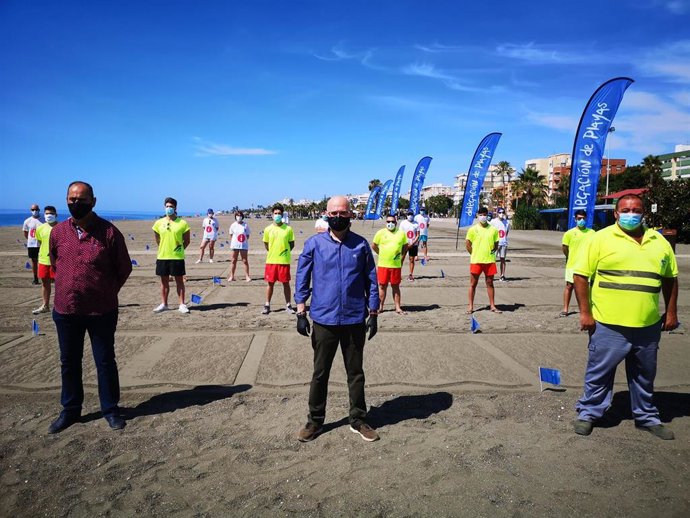 El concejal de Playas de Vélez, Jesús Pérez, en el centro, en la arena parcelada de la playa del municipio, donde ha dado a conocer el servicio para este verano.