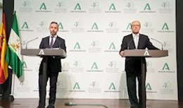 Los consejeros de Hacienda, Juan Bravo, y de Economía, Rogelio Velasco, en una imagen de archivo. 