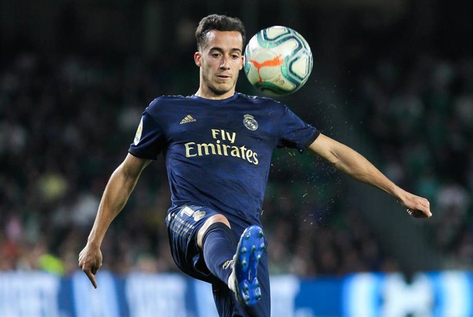 Lucas Vázquez intenta controlar un balón en el Betis-Real Madrid de LaLiga Santander 2019-2020