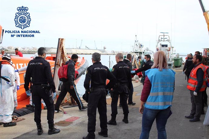Policía Nacional en la recepción de inmigrantes rescatados de una patera 