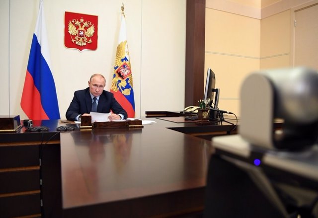 Vladimir Putin, en una videoconferencia desde el despacho presidencial