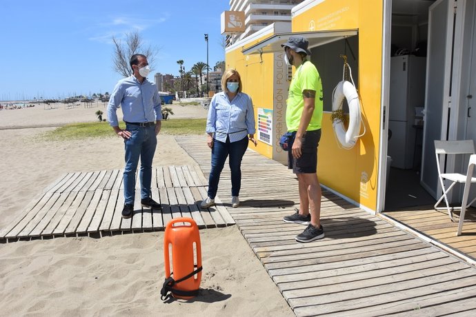 La alcaldesa, Ana Mula, en su visita al módulo de coordinación de vigilancia del servicio de salvamento y socorrismo