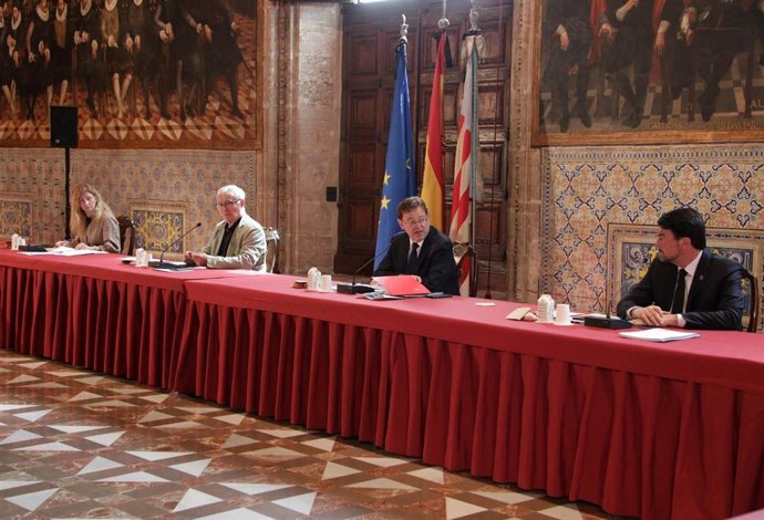 El presidente de la Generalitat, Ximo Puig, junto a los alcaldes de Alicante, Valncia y Castellón en la reunión para la reconstrucción de la Comunitat Valenciana tras la Covid-19.