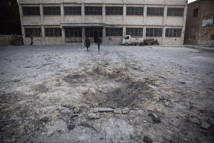 Una escuela bombardeada hace días por las fuerzas del régimen sirio en la región de Idlib