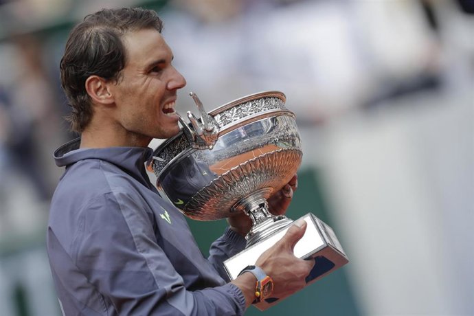 Rafa Nadal con su trofeo de ganador de Roland Garros 2019
