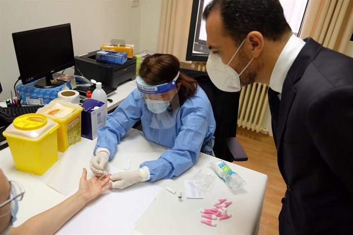 El delegado de Justicia de la Junta en Sevilla, Javier Millán, visita el Instituto de Medicina Legal con motivo de la realización de las pruebas del Covid que se practican a sus profesionales.