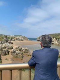 Revilla espera que Cantabria pueda salvar el verano "en parte"