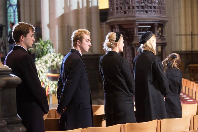 Joaquín de Bélgica junto a sus hermanos