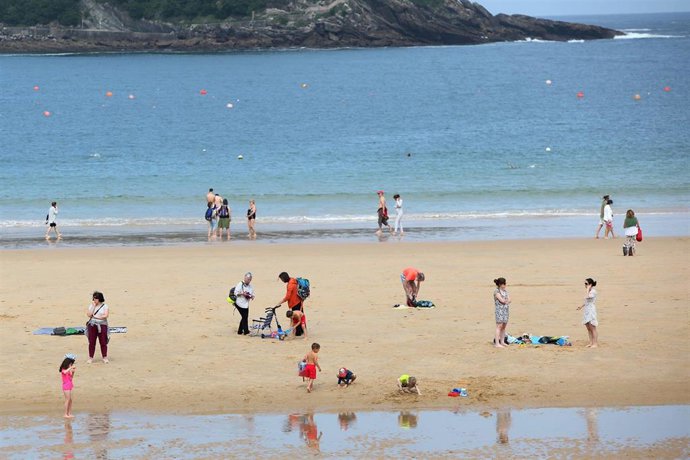 Bañistas en la Playa de la Concha durante el primer día de la Fase 2. En San Sebastián, País Vasco (España), a 25 de mayo de 2020.