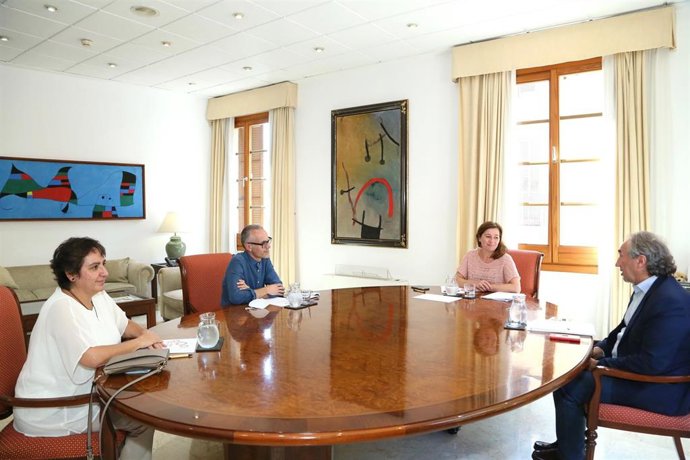 Reunión entre la presidenta del Govern, Francina Armengol, y FAPA