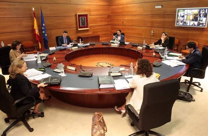El presidente del Gobierno, Pedro Sánchez, preside la reunión del Consejo de Ministros para tratar la implantación de nuevas medidas ante el Covid-19, entre otras, la aprobación del tercer tramo de avales del ICO para empresas por 24.500 millones o medi