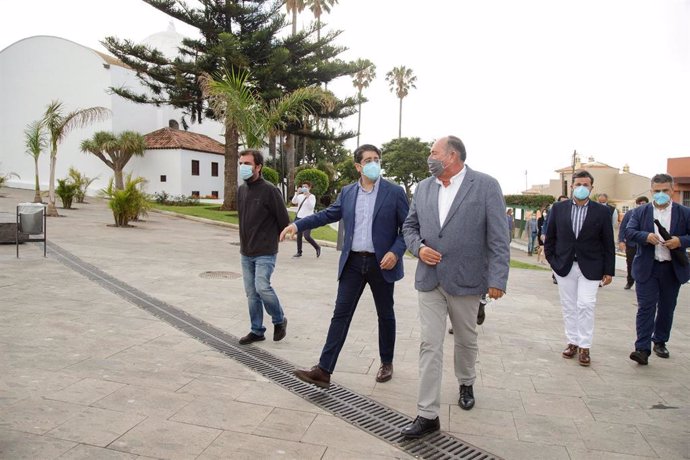 El presidente del Cabildo de Tenerife, Pedro Martín, y el alcalde de El Sauzal, Mariano Pérez, en una visita a las obras de la plaza de San Pedro