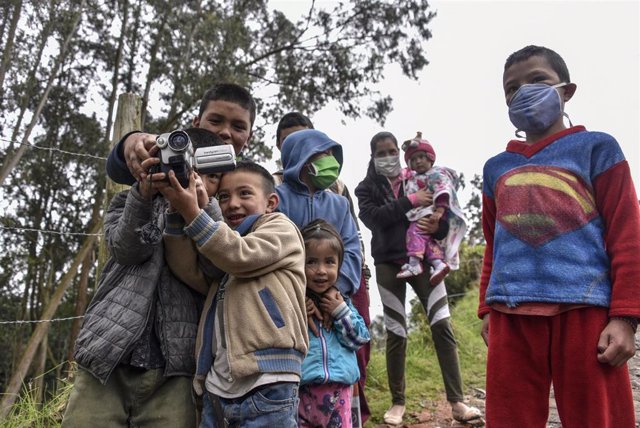 Niños en una barriada chabolista de Bogotá durante la pandemia de coronavirus