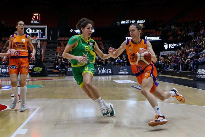 Queralt Casas jugando con el Valencia Basket