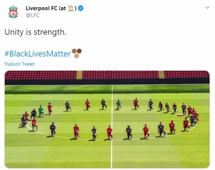 Fútbol.- El Liverpool se arrodilla contra el racismo y en homenaje a George Floy