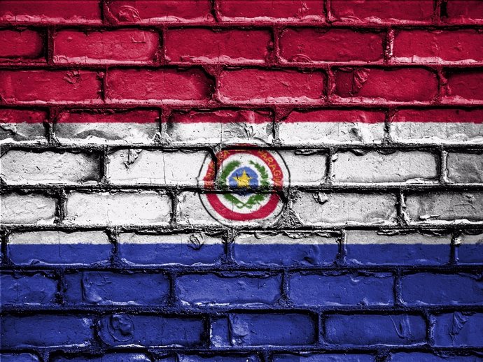 Bandera de Paraguay sobre una pared (Imagen de archivo)