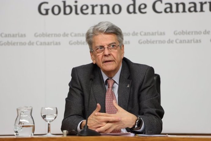 El consejero interino de Sanidad del Gobierno de Canarias, Julio Pérez, en rueda de prensa