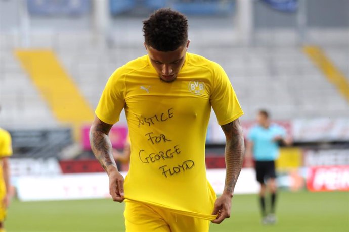 Jadon Sancho exhibe su mensaje antirracista tras marcar un gol