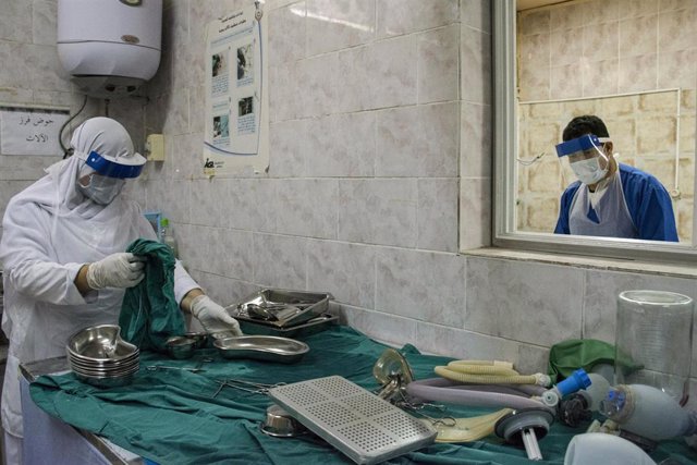 Médicos desinfectando material en un hospital de la ciudad de Giza, en Egipto, durante la pandemia de coronavirus