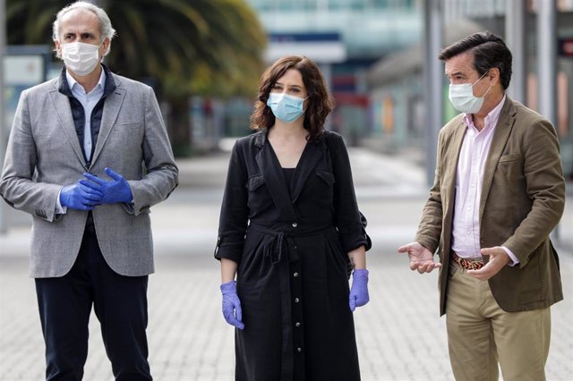 La presidenta de la Comunidad de Madrid, Isabel Díaz Ayuso, visita el 'hospital de campaña' de Ifema junto al consejero de Sanidad, Enrique Ruiz Escudero; y el director general del recinto ferial, Eduardo López-Puertas.