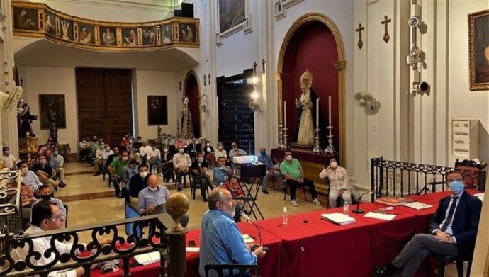 Reunión de la junta de gobierno de la Agrupación de Cofradías de Málaga en la que se ha decidido abonar el importe de las sillas a los abonados que lo soliciten