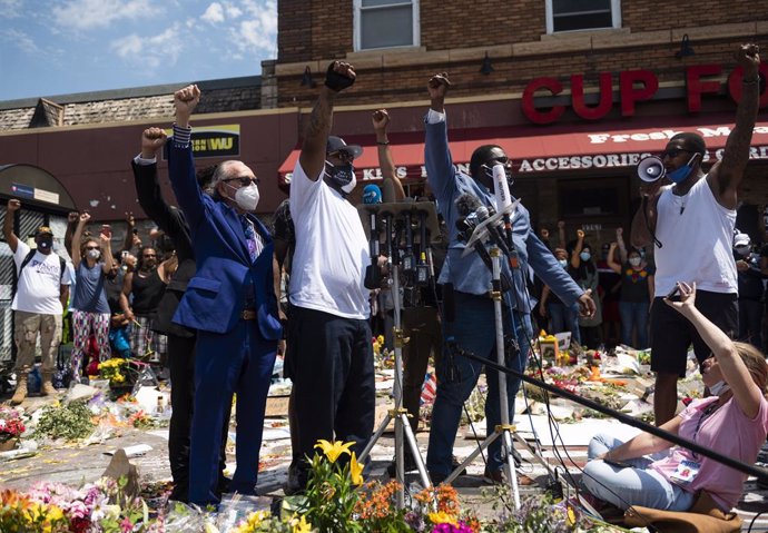 La familia de George Floyd, el afroamericano muerto durante una detención policial en Mineápolis, Minesota, Estados Unidos