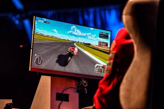 Imagen de un evento eSport del videojuego oficial de MotoGP