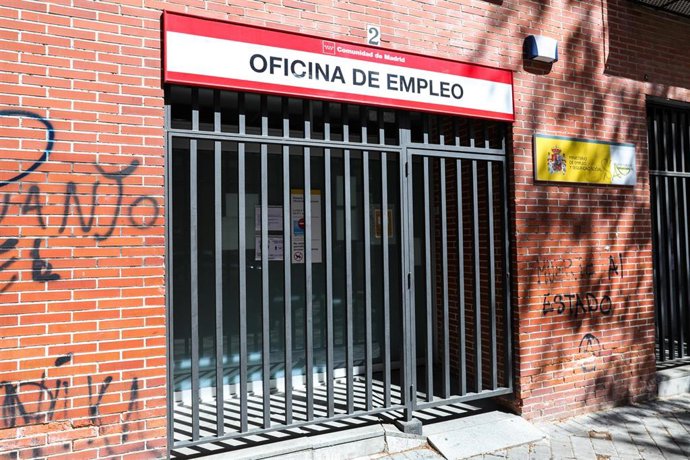 Rejas en las puertas de una Oficina de Empleo cerrada el día en el que, según datos del Ministerio de Trabajo y Economía Social publicados este jueves, el número de parados registrados en las oficinas de los servicios públicos de empleo (antiguo Inem) s