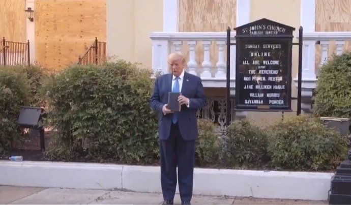 El presidente de Estados Unidos, Donald Trump, posa con la biblia ante la iglesia de Saint John, frente a la Casa Blanca