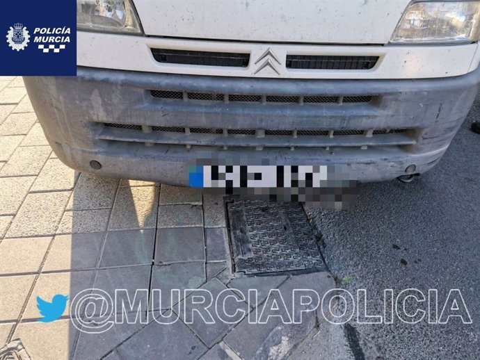 La Policía Local de Murcia denuncia al conductor de una furgoneta por transportar empleados agrícolas sin contrato