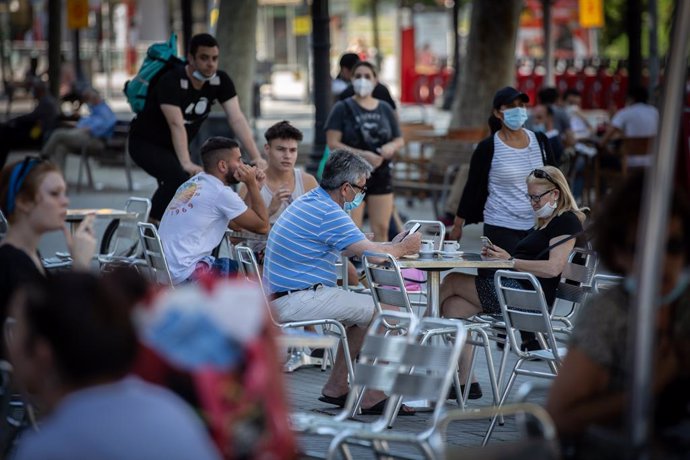 Diverses persones gaudeixen en la terrassa d'un bar, durant el segon dia de la Fase 1 a Barcelona, Catalunya (Espanya) a 26 de maig de 2020.
