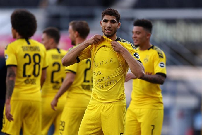 Achraf Hakimi muestra una camiseta con el lema 'Justicia para George Floyd' tras marcar con el Borussia Dortmund