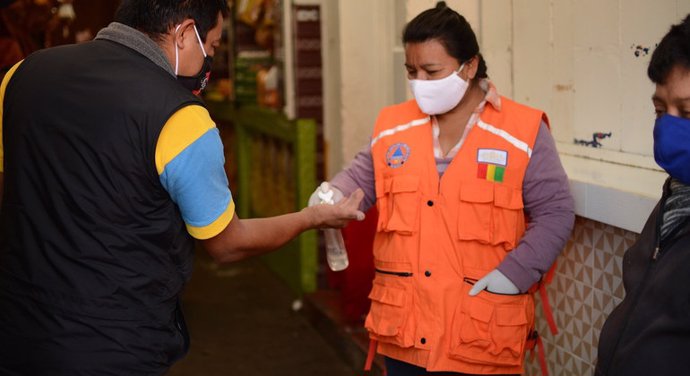 Una dona es desinfecta les mans a la ciutat guatemalenca de San Marcos.
