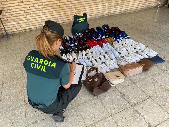 Calzado deportivo intervenido por la Guardia Civil en un mercadillo de la Comarca de Pamplona.