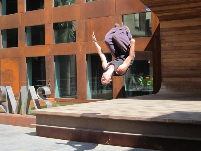 Un joven practica parkour en Zaragoza.