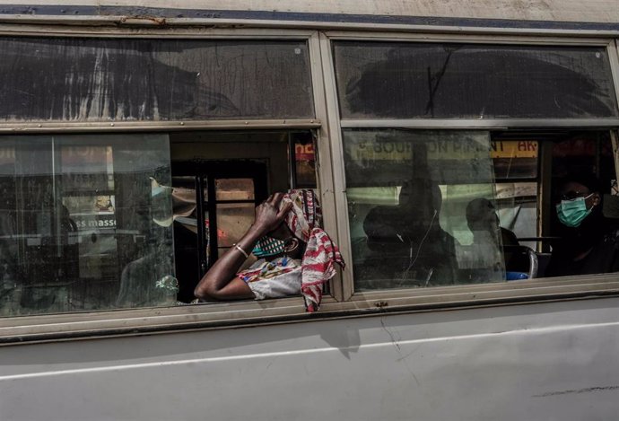 Una persona con mascarilla en un autobús en Dakar